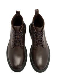 Brązowe skórzane botki za kostkę z okrągłymi noskami, sznurówkami i bocznymi zamkami, z fakturowaną powierzchnią i gumowymi podeszwami.