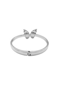 Bracciale in metallo argentato presenta una forma liscia e arrotondata con accenti a farfalla sulla chiusura. Finitura lucida, design minimalista.
