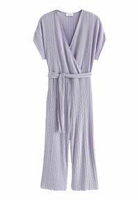 Mono de color púrpura claro con rayas verticales, diseño cruzado, escote en V, mangas cortas y cinturón atado en la cintura, con pantalones de pernera ancha.