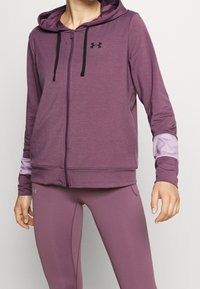 Fialová mikina na zip s černými akcenty a stahovacími šňůrkami, s měkkou texturou a kontrastními světle fialovými rukávy.