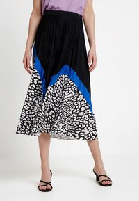 Gonna midi plissettata con una base nera, un motivo astratto bianco e accenti blu vivaci, completata da un design fluido e una leggera lucentezza.
