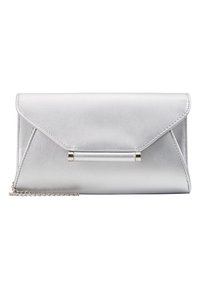 Bolsito de mano metálico plateado con forma de sobre, que cuenta con una correa de cadena desmontable y un elegante acento metálico horizontal.