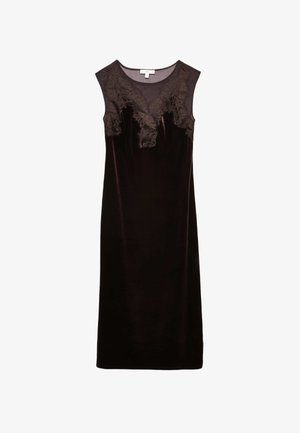 Robe longue sans manches en velours brun foncé. Présente un décolleté en dentelle transparente avec des détails complexes. Texture lisse sur toute la surface.