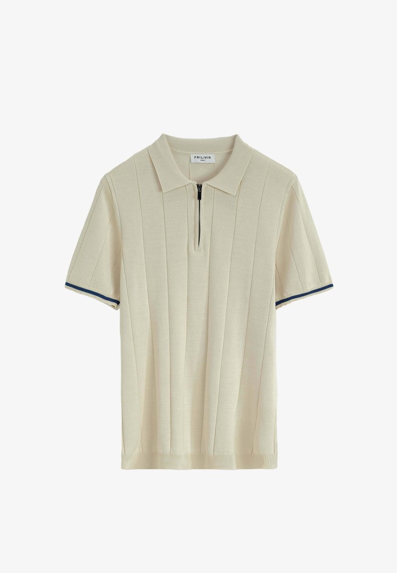 Polo beige à manches courtes avec un col zippé, présentant une texture côtelée verticale et des accents bleu marine sur les ourlets des manches.