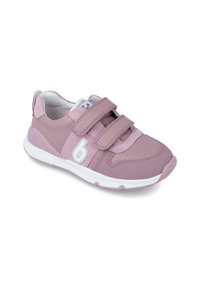 Zapatilla deportiva rosa con dos correas de gancho y bucle, parte superior de cuero liso y tejido texturizado, suela blanca y detalle del logo bordado.