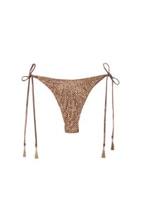 Bañador de bikini de crochet marrón con laterales atados. Presenta un patrón de diamantes y borlas en los extremos de los lazos. Material suave y texturizado.