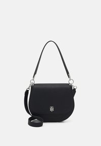 Borsa a tracolla in pelle nera con finitura texturizzata, hardware argentato e chiusura a flap, caratterizzata da un accento con logo sul davanti.