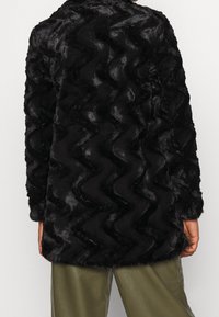 Vero Moda Abrigo de invierno - black