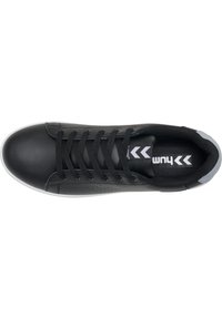 Baskets en cuir noir à finition lisse, bout arrondi, lacets noirs et semelle en caoutchouc blanche. Présentent des perforations sur le côté et des détails de logo.