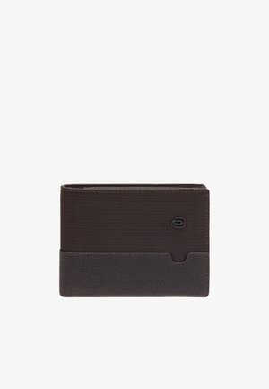 Bruine portemonnee met gestructureerde stof en gladde lederen accenten. Heeft een voorvak, minimale branding en een rechthoekige vorm.