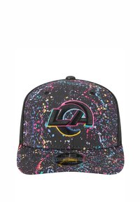 Casquette noire avec un design de peinture éclaboussée en rose, bleu et jaune. Logo brodé à l'avant dans des couleurs contrastantes. Design à visière plate.