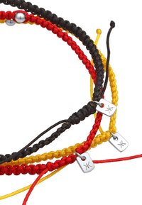 Tre vävda armband i röd, svart och gul med silverdetaljer. Varje armband har justerbara ändar för storleksanpassning.