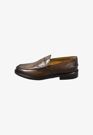 Brauner Leder-Pennyloafer mit schwarzer Sohle und Nahtdetails, von der Außenseite auf weißem Hintergrund gezeigt.