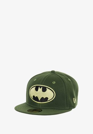 Grüne Baseballmütze mit einem großen schwarzen und goldenen Batman-Logo, das vorne aufgestickt ist. Verfügt über einen flachen Schirm und ein Sechsfeld-Design.