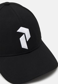 Zwarte baseballpet met een gestructureerde kroon en een gebogen rand. Voorzien van een wit geborduurd geometrisch logo aan de voorkant. Glad stofoppervlak.