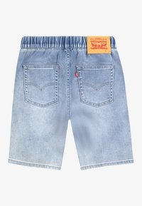 Pantalones cortos de mezclilla azul claro con cintura elástica, dos bolsillos traseros y una etiqueta de cuero marrón en la parte posterior que muestra la información de la marca.