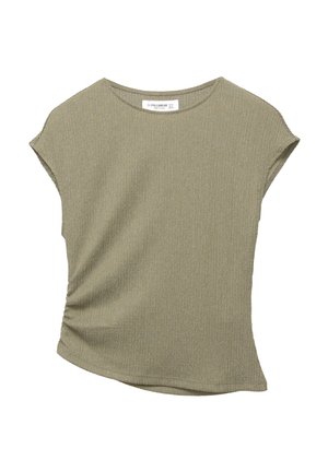 T-shirt vert olive à manches courtes en tissu côtelé texturé. Présente un détail froncé sur le côté et un ourlet légèrement arrondi.
