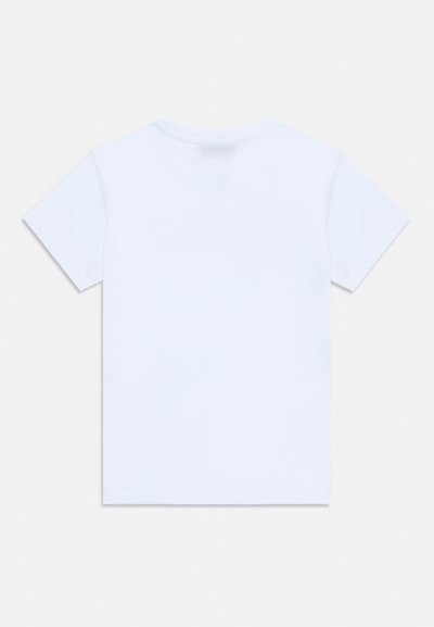 Camiseta blanca de manga corta hecha de algodón. Cuello redondo simple, textura suave y sin detalles gráficos ni patrones.