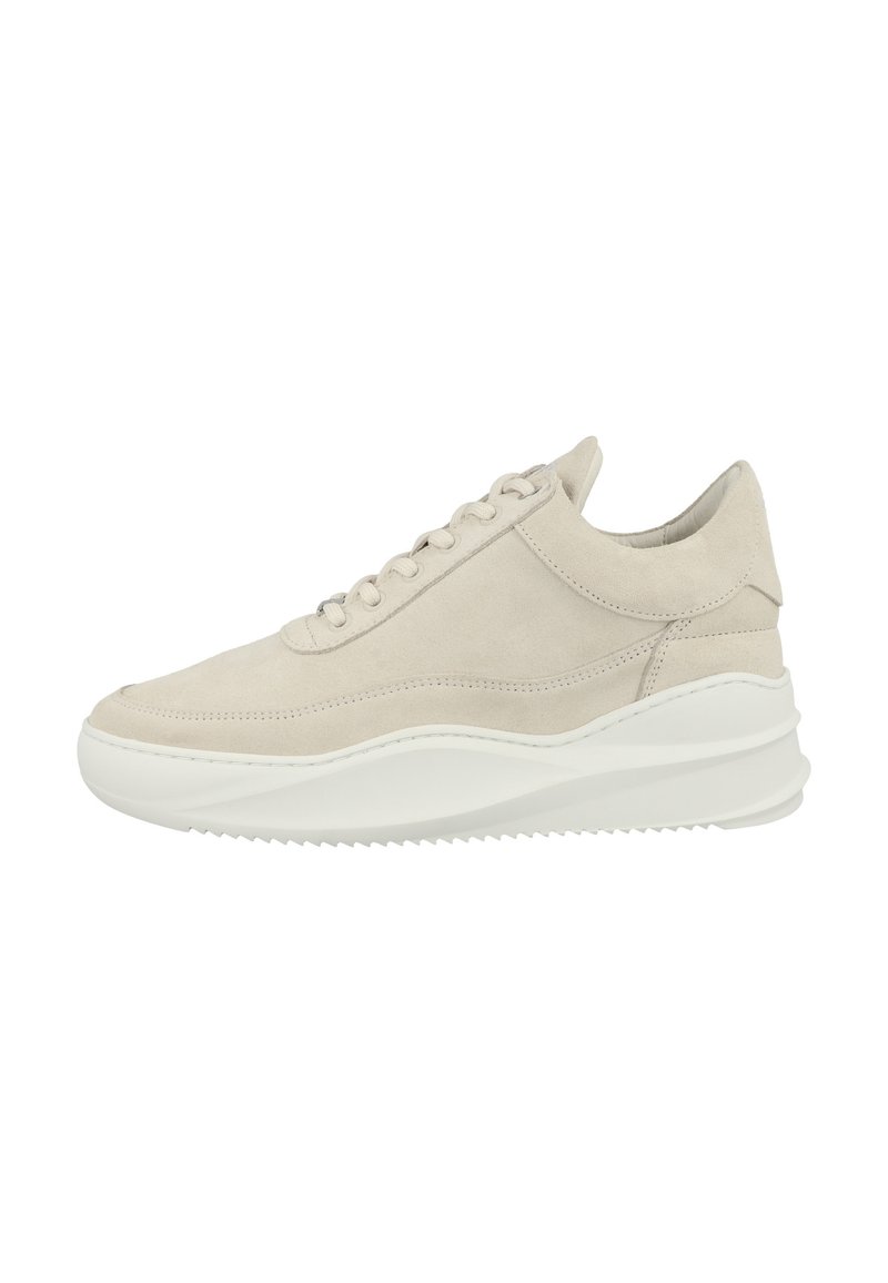 Sneaker beige in suede con una parte superiore texturizzata, chiusura con lacci e una spessa suola in gomma bianca. Presenta una punta arrotondata e dettagli di cucitura discreti.