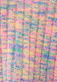 Tissu tissé présentant un motif à carreaux coloré dans des tons pastel de rose, jaune, bleu et vert avec une finition douce et texturée.