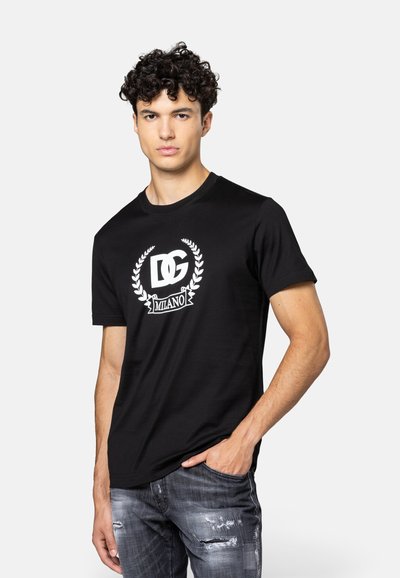 Zwarte katoenen T-shirt met een wit logo-ontwerp en laurieraccenten, ronde hals, korte mouwen, een gladde textuur en een lichte stretch pasvorm.