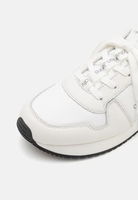 Calvin Klein Jeans RETRO RUNNER - Zapatillas - bright white