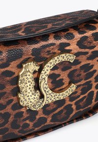 Borsa con stampa leopardata dotata di un soffice gancio a forma di gatto dorato intrecciato con una lettera 'C' dorata. La superficie testurizzata aggiunge profondità.