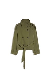 Giacca corta verde oliva in un materiale morbido, caratterizzata da colletto alto, chiusura doppiopetto con bottoni e cintura in vita annodata.