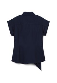 Blusa blu navy a maniche corte con colletto e dettaglio dell'orlo asimmetrico, visualizzata piatta dal retro.