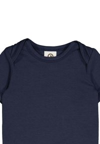 Granatowy body z krótkim rękawem, wykonane z miękkiej, elastycznej bawełny. Posiada zapięcia na napy na ramionach, co ułatwia zakładanie.