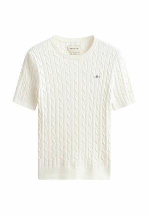 Hvid kortærmet strikketrøje med kabelmønster, rund hals og lille broderet logo på brystet.