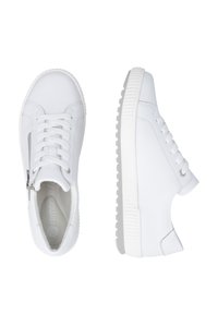 Coppia di sneakers in pelle bianca con lacci e cerniera laterale, viste dall'alto e dal lato su sfondo bianco.