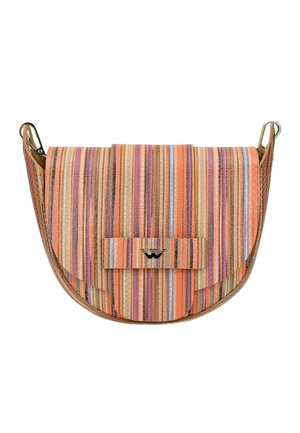 Mała torebka w kształcie półksiężyca z wielokolorowymi pionowymi paskami i zapięciem na klapkę z małym metalowym logo.