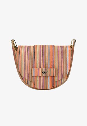 Mała torebka w kształcie półksiężyca z wielokolorowymi pionowymi paskami i zapięciem na klapkę z małym metalowym logo.