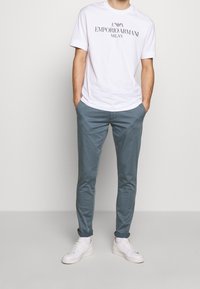 Emporio Armani Pantalones chinos - mottled blue