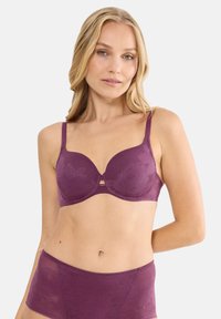 Laventelinvärinen pitsirintaliivit, joissa on sileä topattu muotoilu, kukkakuvio, säädettävät olkaimet ja hillitty avainreikädettely keskellä.