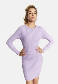 Abito a maglione a coste lilla con maniche lunghe e silhouette aderente, dotato di scollo rotondo e una sottile texture orizzontale.