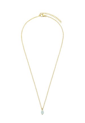 Collier en chaîne d'or délicate avec petit pendentif ovale bleu clair et fermeture à fermoir réglable sur fond blanc.