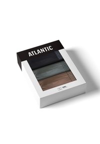 Zestaw trzech przedmiotów wykonanych z materiału bambusowego w kolorze czarnym, ciemnozielonym i jasnobrązowym. Opakowanie ma biały spód z czarnym napisem.