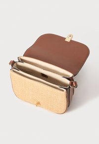 Borsa a tracolla in pelle marrone e paglia intrecciata con una chiusura dorata, dotata di un ampio interno con due scomparti e rivestimento beige.