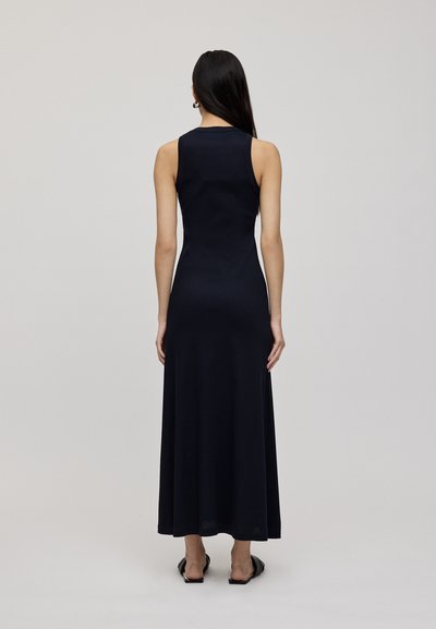 Abito maxi senza maniche di colore blu navy con corpetto aderente e gonna svasata. Tessuto liscio e elastico senza motivi o decorazioni visibili.