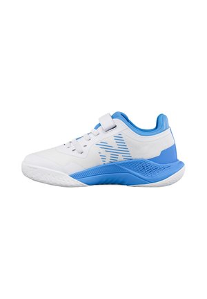 Witte en blauwe lage sportschoen met veters en een klittenbandsluiting, een gestructureerde zool en een geometrisch patroon aan de zijkant.
