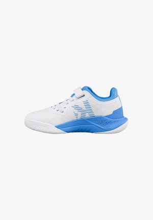 Zapatilla deportiva blanca y azul de corte bajo con cordones y una tira de velcro, suela texturizada y patrón geométrico en el lateral.