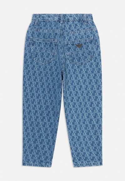 Jeans i denim i blått med ett heltäckande mönster av sammankopplade EA-loggor, femfickorsdesign och en metallisk loggad accent på baksidan av midjan.