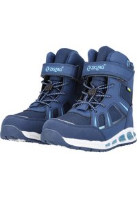 Stivali invernali blu navy con collare imbottito, pannelli in rete, dettagli in plastica e suola bianca con un motivo di presa texturizzato.