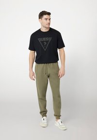 Guess JOGGING SEITLICHES LOGO - Treningo apatinė dalis - verde oliva
