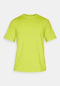 Camiseta atlética de manga corta en un brillante color verde lima con cuello redondo y pequeño logo plateado de Nike en la parte superior izquierda del pecho.