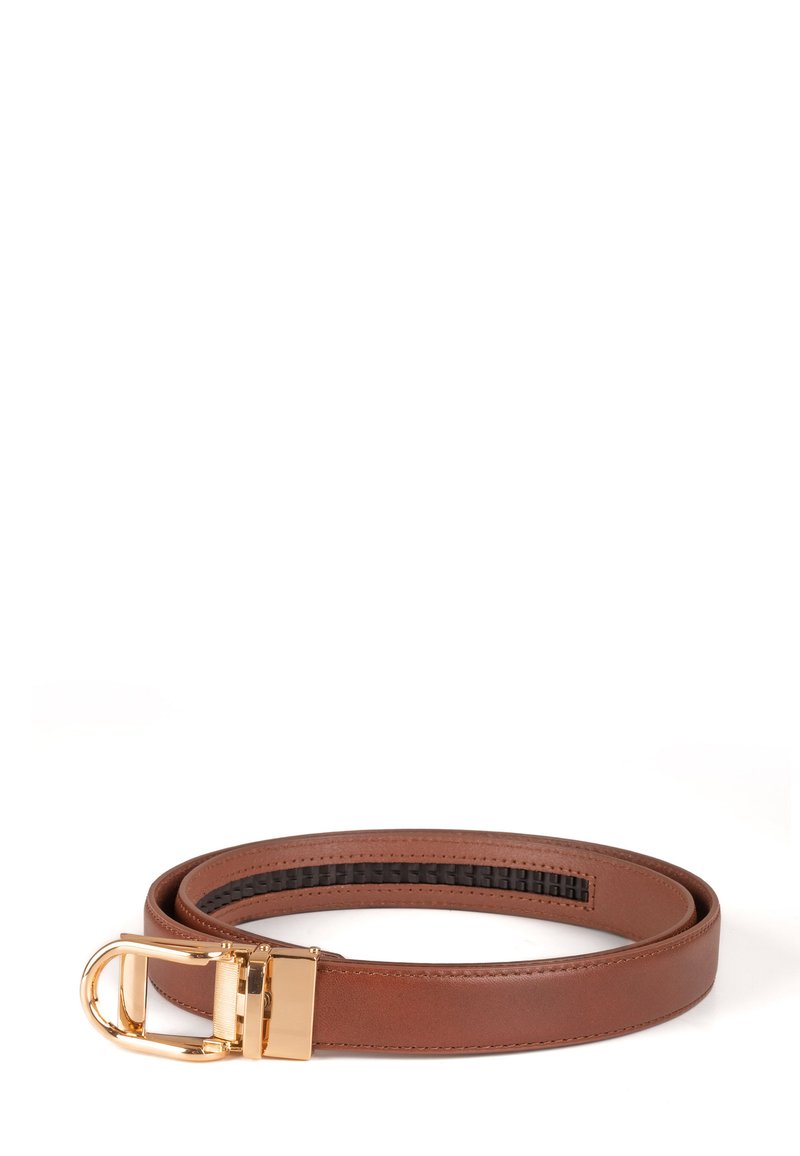 Cinturón de cuero marrón con una textura lisa, que presenta una hebilla en tono dorado brillante y un revestimiento interior negro tejido. Diseño de hebilla en forma ovalada.