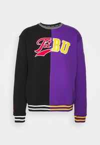 Bluza z blokami kolorystycznymi w czerni i fioletach, haftowanym logo w czerwonym i żółtym kolorze, ściągaczem na kołnierzu oraz paskowanymi mankietami.