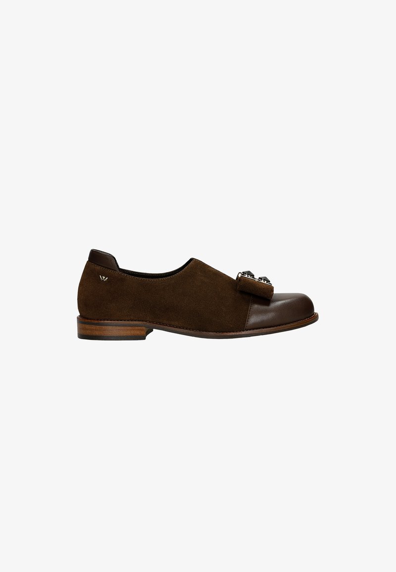 Braune Wildlederschuhe mit einer glatten braunen Lederzehe, dekorativem Bogen und Metallelementen. Niedriger Holzabsatz und abgerundete Form.